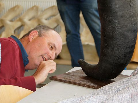 Arthur Oosterbaan bekijkt een detail van de replica