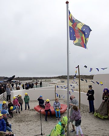 De vlag werd gehesen, het buitenterrein is geopend