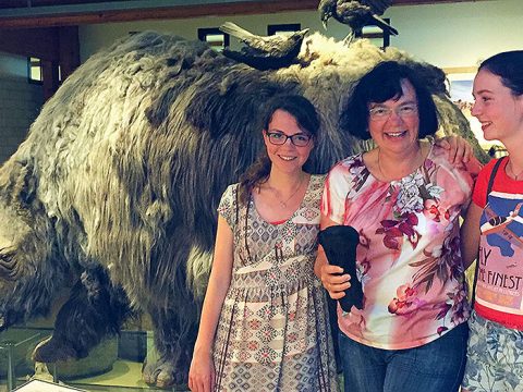 Arieke en haar dochters Francine en Ruth met hun vondst bij het model van een wolharige neushoorn in Ecomare