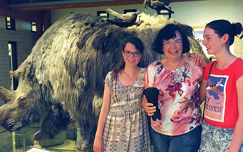 Arieke en haar dochters Francine en Ruth met hun vondst bij het model van een wolharige neushoorn in Ecomare