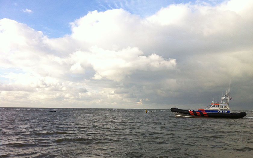 Reddingsboot op weg naar de gestrande bultrug