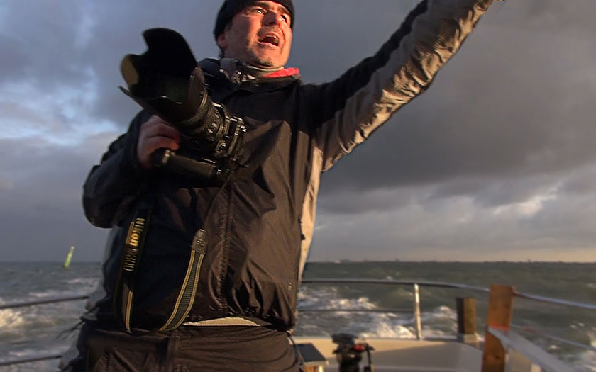 Salko zit op een boot foto's van Johanna te maken