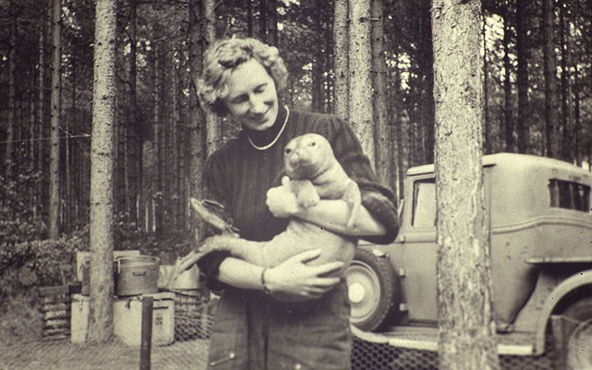 Annie de Haan with zeehond