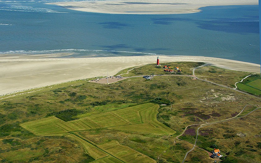 Luchtopname vuurtoren en Eierlandse Gat met Vliehors in zicht (Foto: www.fotofitis.nl)