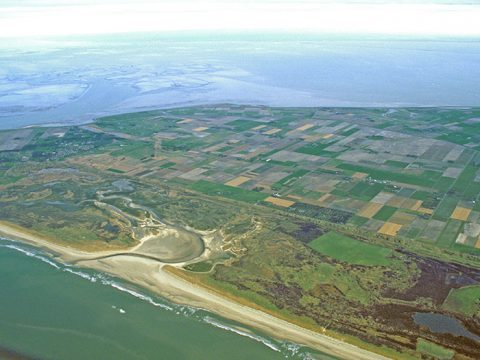 Luchtfoto van de noordelijke helft van Texel, met de Noordzee, de Slufter, de Muy, de polder Eijerland en daarachter het wad. Foto: foto Fitis