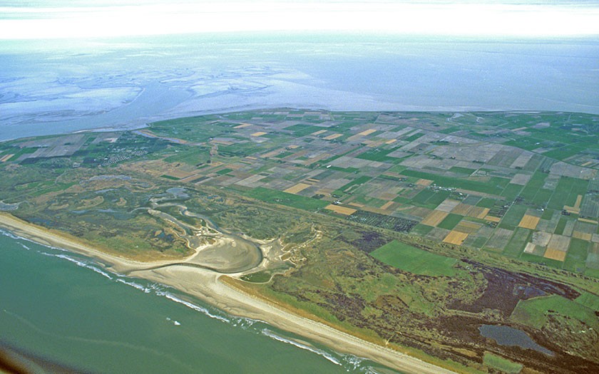 Aerial photo of the northern half of Texel, showing the North Sea, the Slufter, the Muy, the polder Eijerland and the Wadden Sea (Photo: fotoFitis)