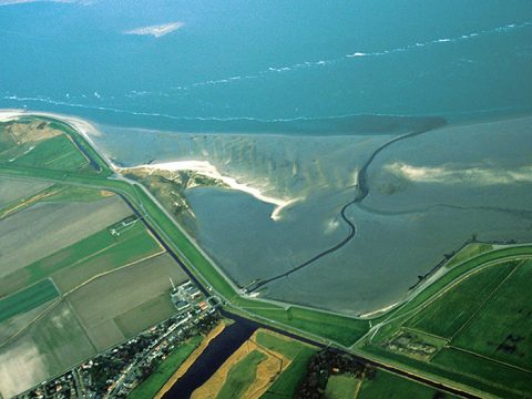 Luchtfoto van de wadden bij de Cocksdorp