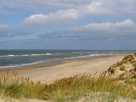 Doorkijk naar het strand