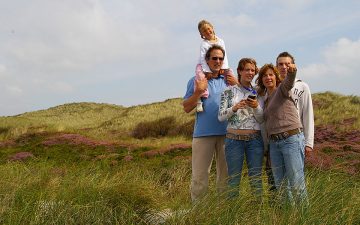 Gezin in het duinpark bij Ecomare