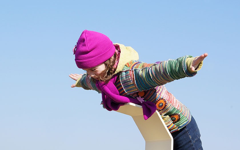 Kind vliegt als een kiekendief in het duinpark bij Ecomare