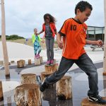 Jongetje speelt in eb-en-vloed-speeltuin bij Ecomare