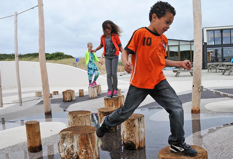 Jongetje speelt in eb-en-vloed-speeltuin bij Ecomare