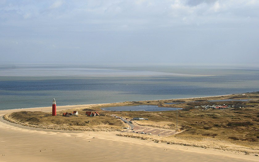 Luchtopname duinen buitendijks tussen vuurtoren Texel en De Cocksdorp