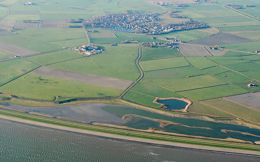 Wagejot vanuit de lucht. brakwatergebied op Texel