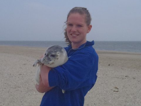 Lisanne met zeehond op het strand