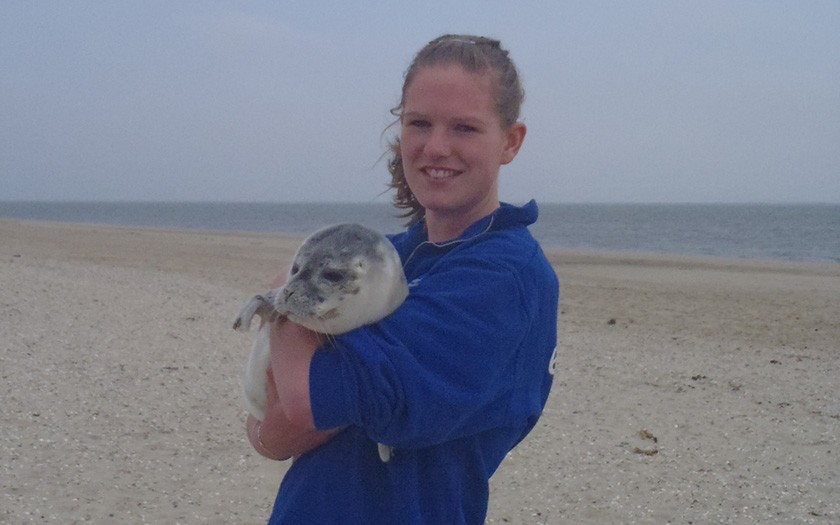 Lisanne met zeehond op het strand