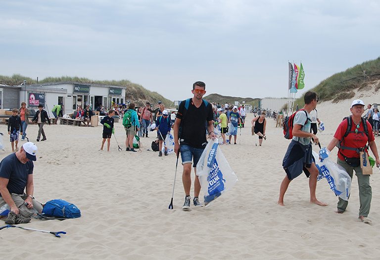 De deelnemers van de Beach Cleanup gaan van start