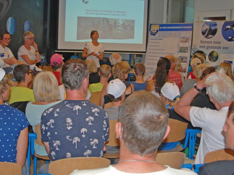 Stichting de Noordzee bij de start van de Beach Cleanup Tour