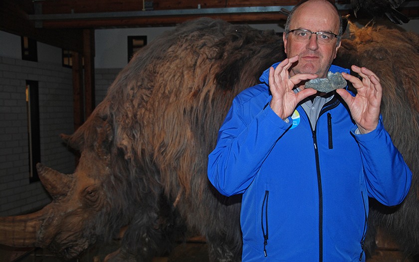 Conservator Arthur Oosterbaan met het stukje mensenbot uit de ijstijd