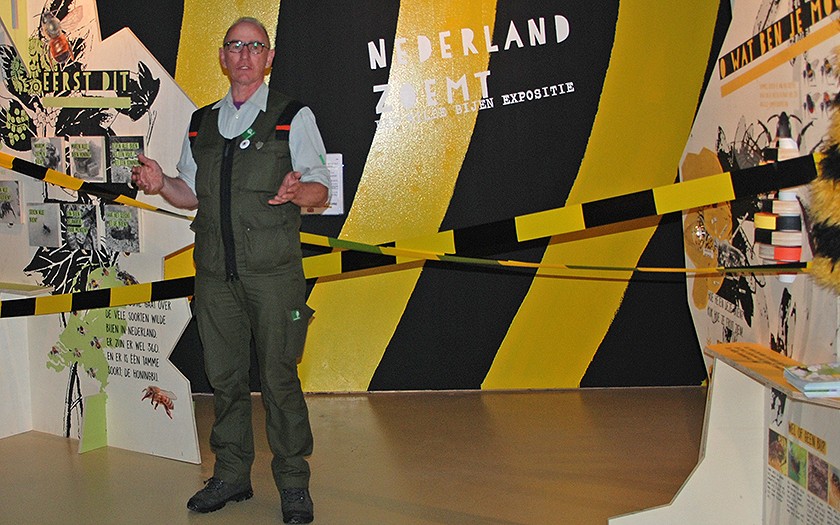 Bijenexpert Erik van der spek opent de expositie