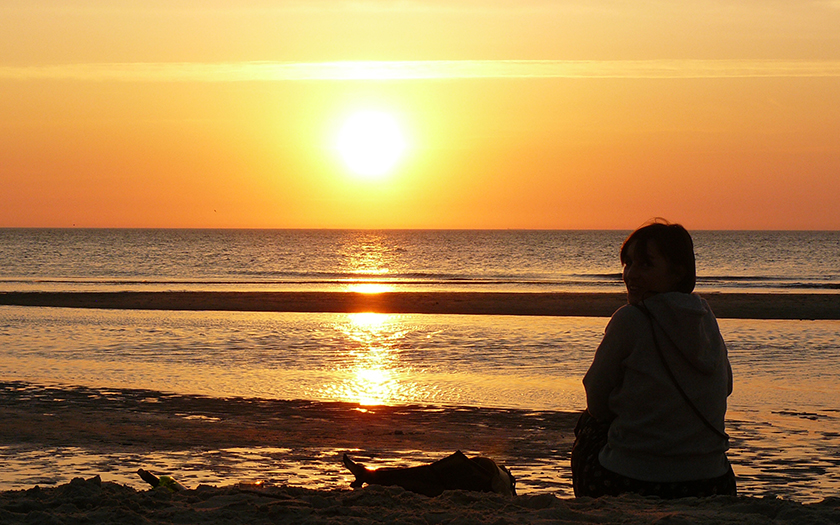 Ondergaande zon strand (foto Eelco Cramer )