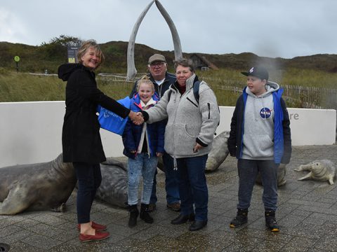 Anneke Schrama feliciteert 250.000ste bezoeker