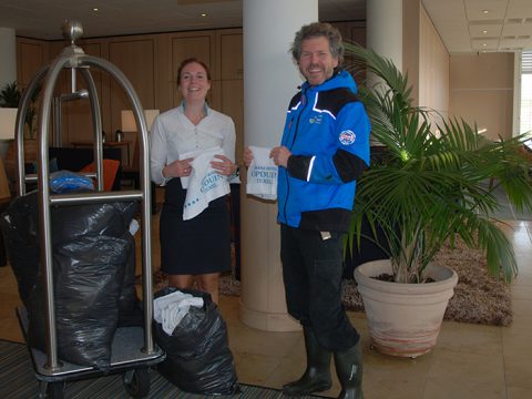 Ilona vd Poel van Opduin geeft handdoeken aan Ecomare