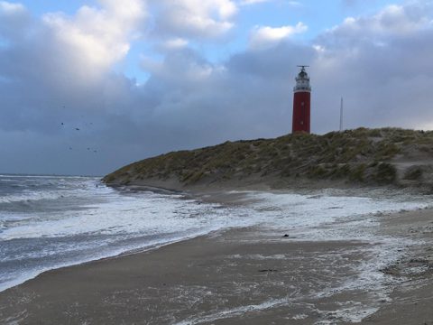 Springtij: het zeewater komt tot aan het duin waar de vuurtoren op staat