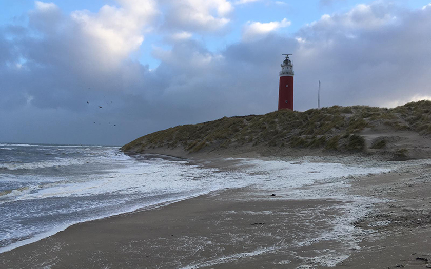 Springtij: het zeewater komt tot aan het duin waar de vuurtoren op staat