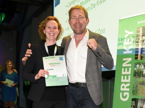 Floortje neem certificaat gouden Green Key in ontvangst