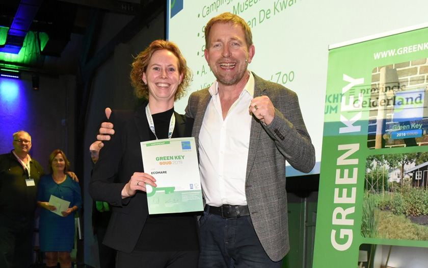 Floortje neem certificaat gouden Green Key in ontvangst