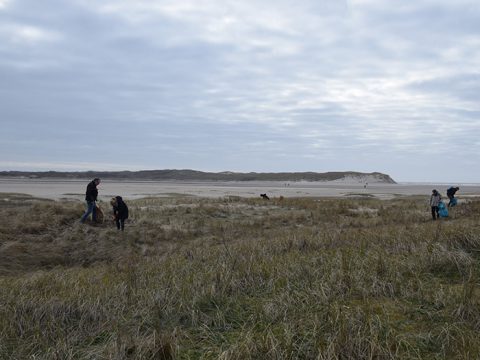 Mensen aan het opruimen in de Slufter