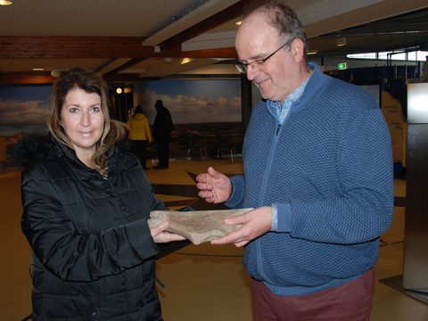 Dame overhandigt stuk gewei reuzenhert aan conservator Arthur Oosterbaan