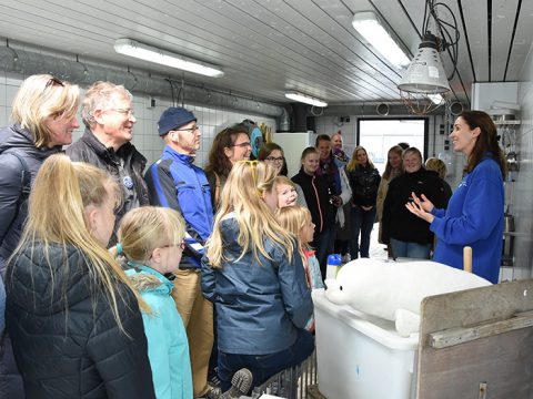 Dierverzorger Jasmijn geeft rondleiding in quarantaine