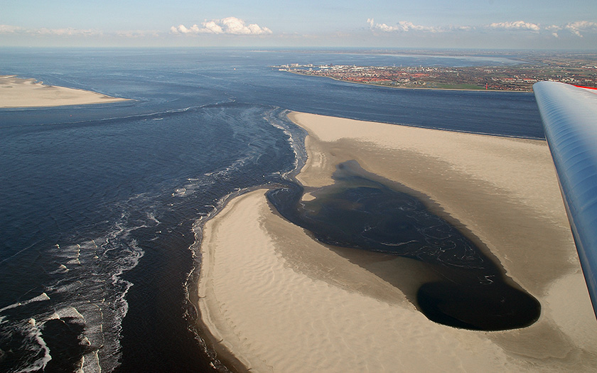 De Razende Bol vanuit de lucht. Ingang Marsdiep vanuit de Noordzee