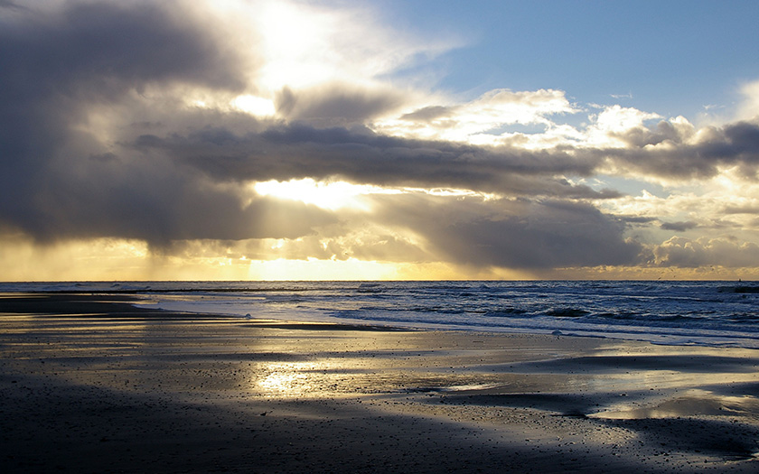 De Noordzee vanaf het strand met mooi licht