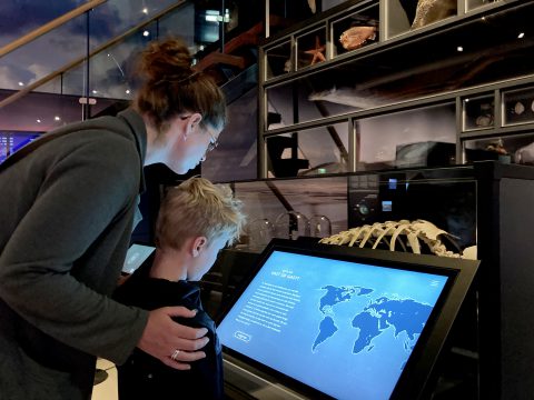 Touchscreen-tentoonstelling Wonderlijk Wad-met bezoek