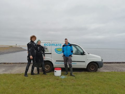 Reinier Nauta, Boukje Heidstra en Jarco voor uitzetten zeepaardjes (c) Ecomare Texel